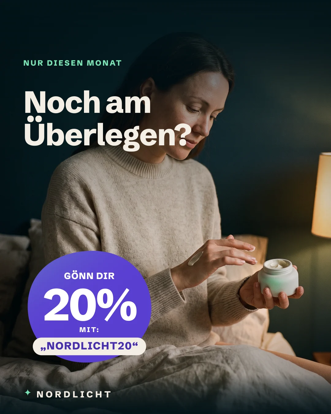 Anzeige: Frau cremt sich abends die Hand ein