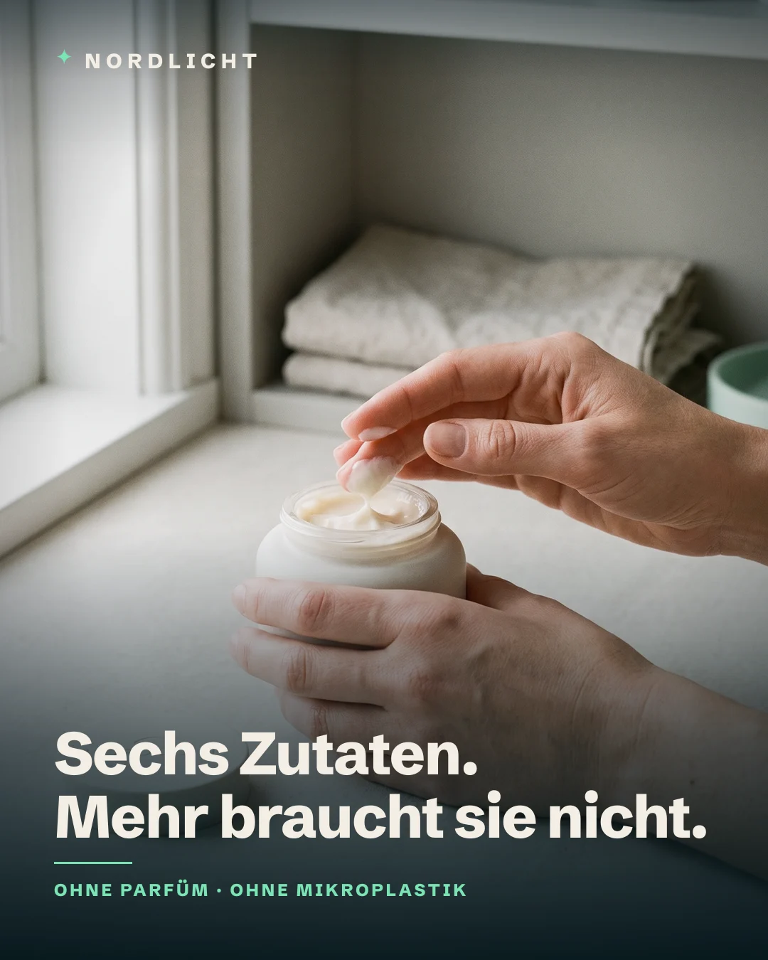 Anzeige: Hände nehmen Creme aus dem Nordlicht-Tiegel