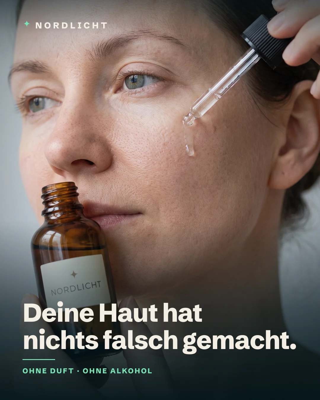 Anzeige: Frau gibt einen Tropfen Nordlicht-Serum auf die Wange